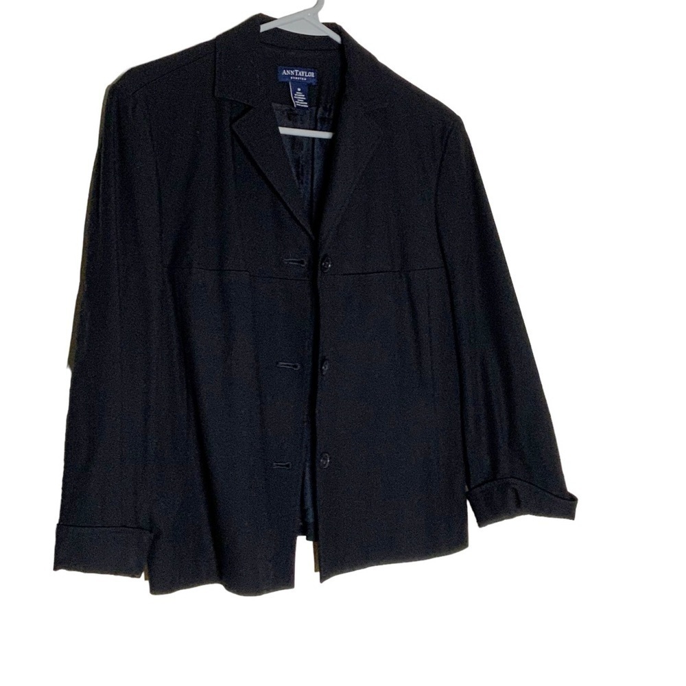 ANN Taylor short black jacket with front pockets and buttons. Size 10